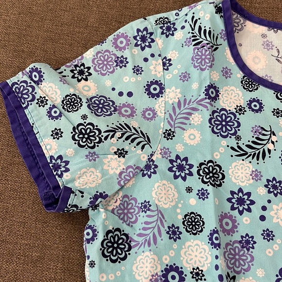 💰3 items for $25 🏷 Koi by Kathy Peterson Flower Pattern Scrub Top sz Small - Picture 6 of 9
